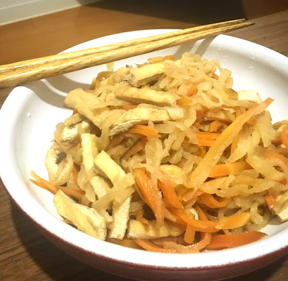 suzuk1ng90's tweet photo. 母が残していってくれたものは、沢山の僕の大好物『切り干し大根炊いたん』と、絵心ナッシングなゾウとアンパンマン？でした。#有難う #ゾウはなんか可愛い #アンパンマンの鼻部分の上のやつなに？#切り干し大根炊いたん美味し😋 https://t.co/RBlX8G6i9O