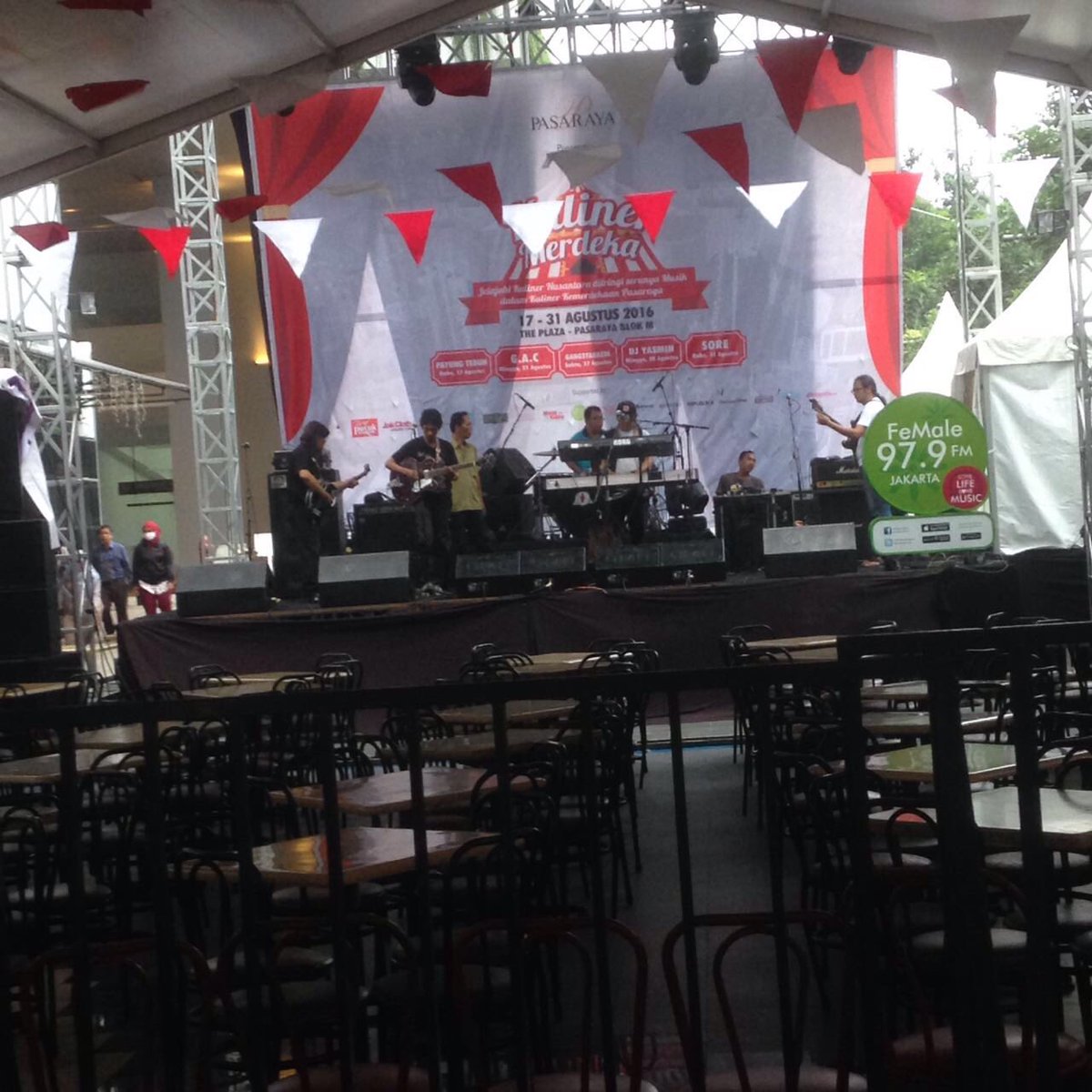JakCloth's tweet photo. Malam ini buat the beatles mania yuk gabung sama om Abadi Soesman di @pasaraya_id blok m malam ini! https://t.co/6QZpw5Eb11