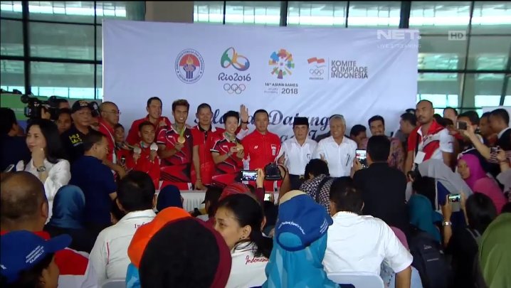 Senyum Indonesia..Senyum kemenangan..Senyum Pahlawan Olahraga. <a href="/Akom2005/">Ade Komarudin</a> <a href="/DPR_RI/">DPR RI</a> <a href="/GWirjawan/">Gita Wirjawan</a> #ParadePahlawanOlahraga