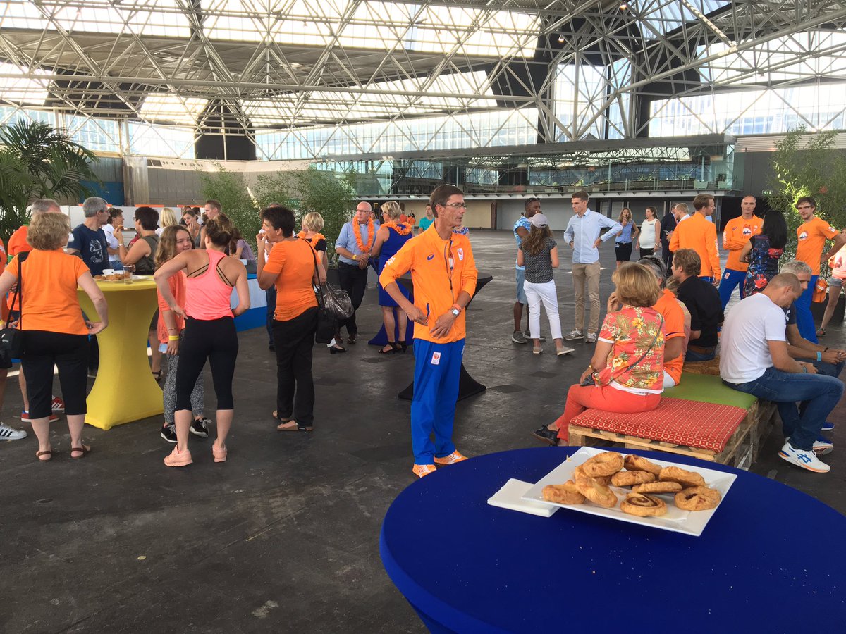 Kijk, daar is kampioenenmaker Josy Verdonkschot. De roeicoach kan niet wachten om zijn roeisters welkom te heten!