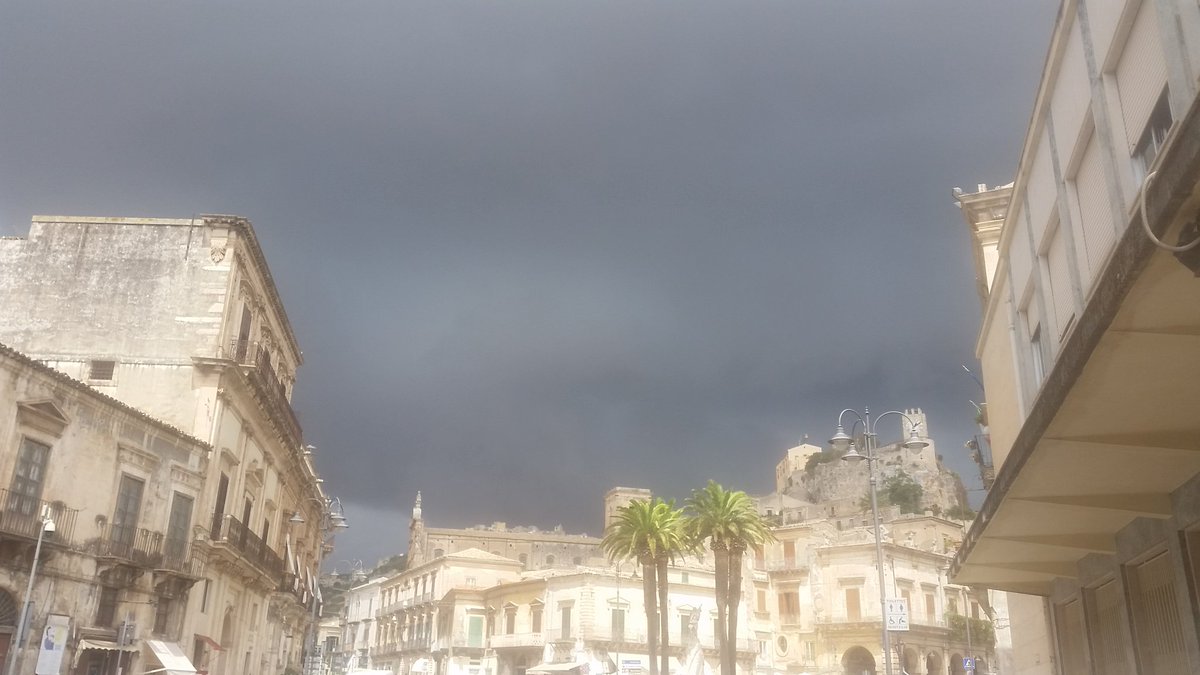 Vadodifritto's tweet image. A #Modica per poche ore. E' sempre un emozione arrivare qui. Franco mi avrebbe detto: ecco è arrivato la tempesta!