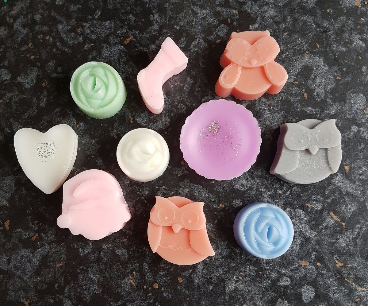 ByStaceyJayne's tweet photo. Oooooh look! #handmadebystaceyjayne #waxmelt #melt #wax #owl #flower #heart #santa  #scented #colourful #glitter https://t.co/85iWG38qzA
