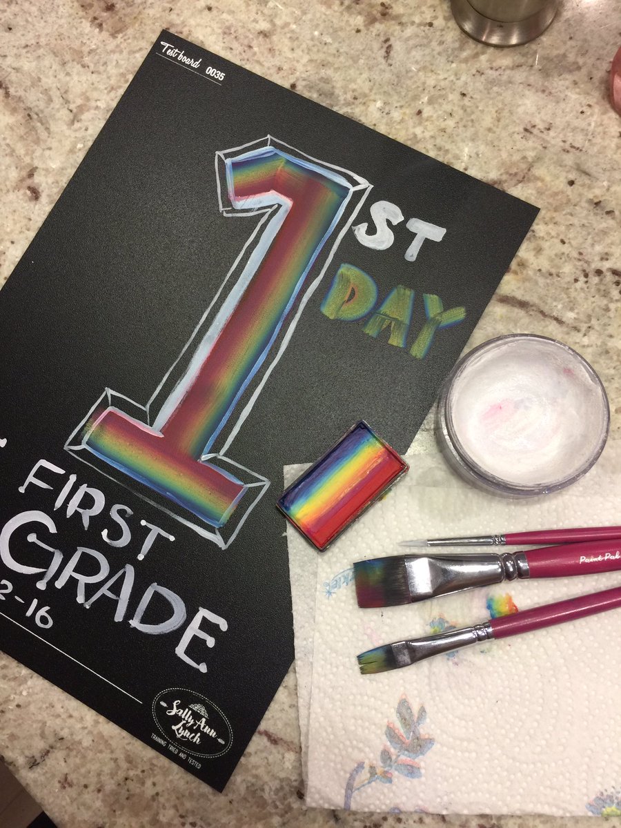 SillyFarm's tweet photo. When your face painting supplies saves your life! #sallyannpracticeboards #funstrokes #paintpalbrushes #clutch https://t.co/MYm9blSjDr