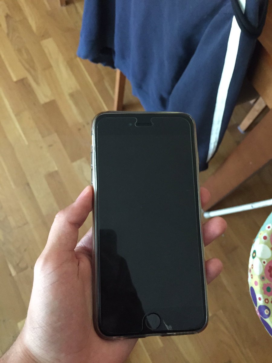 MariioFerro's tweet photo. iPhone encontrado ayer en Sta Cruz, si aparece el dueño me vendrían bien el cargador y los cascos. RT pls https://t.co/eteFI1Ptno