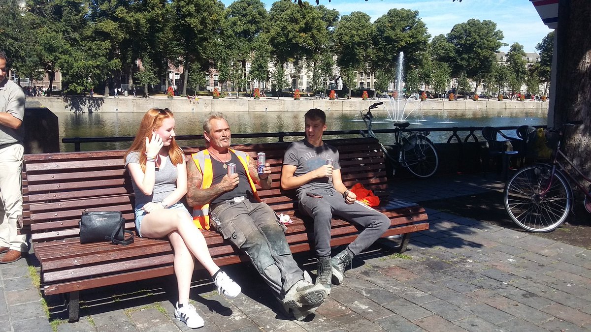 CarelStolker's tweet photo. Geweldig plaatje! RT @UniLeiden: @UniLeiden studenten @HOPweek verbroederen ook met de locals. https://t.co/KwdM9eGvDW
@ivanengelshoven