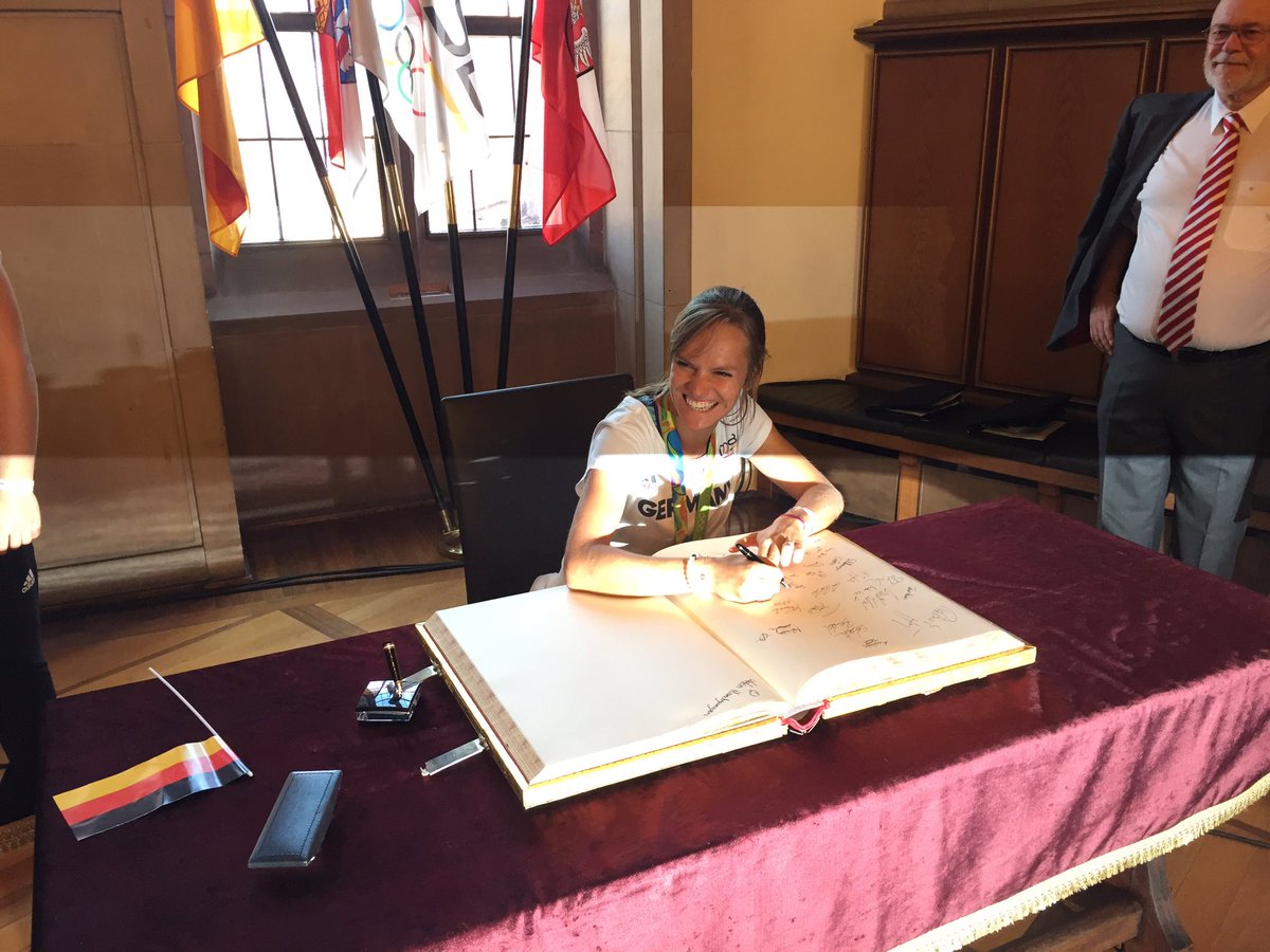 .<a href="/DieDanas/">DANAS Hockeyteam GER</a> tragen sich ins Goldene Buch der <a href="/Stadt_FFM/">Frankfurt am Main</a> ein ✒️📕 #wirfuerd #rio2016