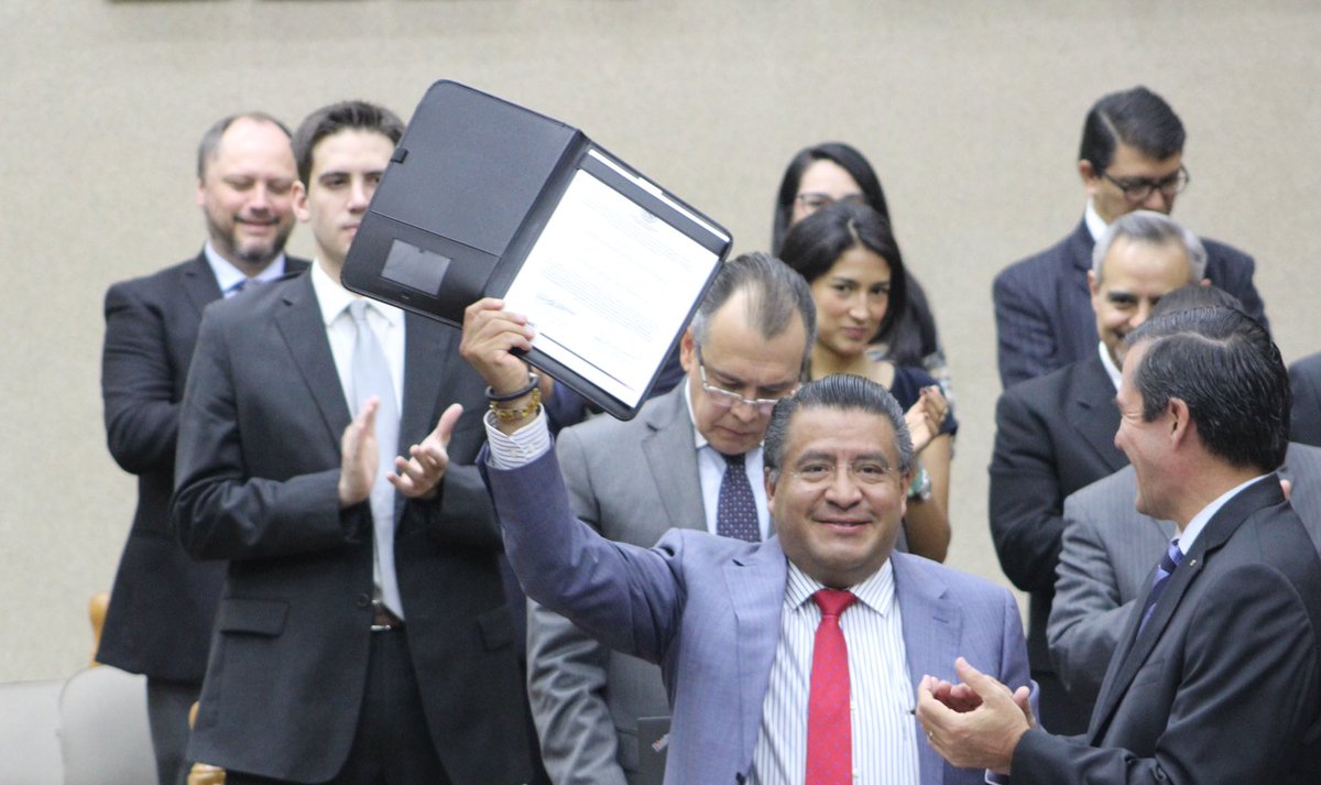 morenaine's tweet photo. En sesión @INEMexico recibimos constancias de diputados constituyentes. #Morena 1ra fuerza electoral @horacioduarteo https://t.co/uvZeGTOav6