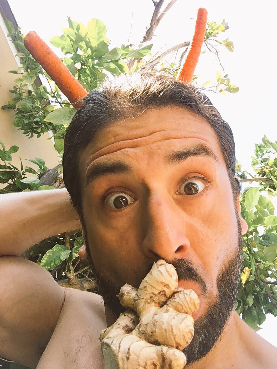 happyhumansdoc's tweet photo. #HappyHumans selfies today with veggies/fruits gets 10 lbs of produce donated from #DrinkGoodDoGood &amp; @nakedjuice 💯 https://t.co/gS815TSRnM