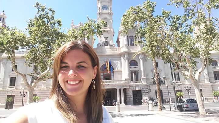 SanGomezLopez's tweet photo. Un año después vuelvo a tener el honor de repetir como Alcaldesa de nuestra ciudad 😄🏫 #Valencia16/17 alla vamos! ✊ https://t.co/6mYsgr0Oos