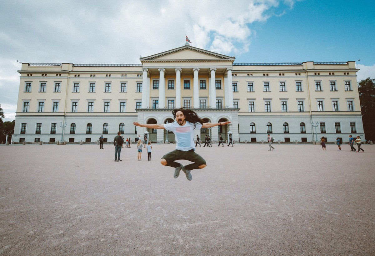 #aokijump #718. The Norwegian Royal Palace Jump. Oslo Norway. August  21, 2016. https://t.co/v7M0d8Ip6J