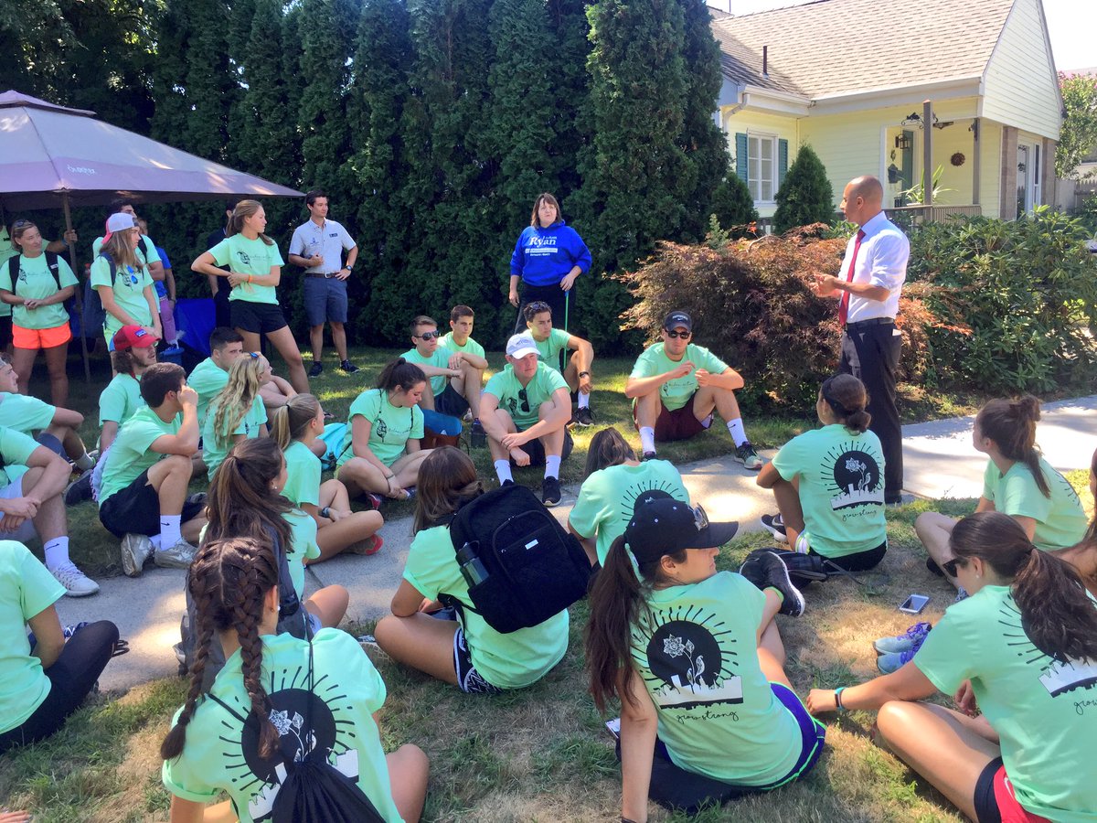 Thank you <a href="/JoannRyanPVD5/">Jo-Ann Ryan</a> &amp; <a href="/urbanaction_pc/">PC Urban Action</a> for hosting a clean up to help beautify the #Elmhurst neighborhood