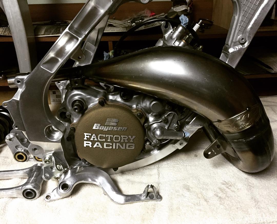 allballsracing1's tweet photo. Another Project 125 we've been working on! #prettynow #wasbrown #TwoStrokeTuesday #YZ125 @fmf73 @boyesenracing https://t.co/VwYT6l0xxc