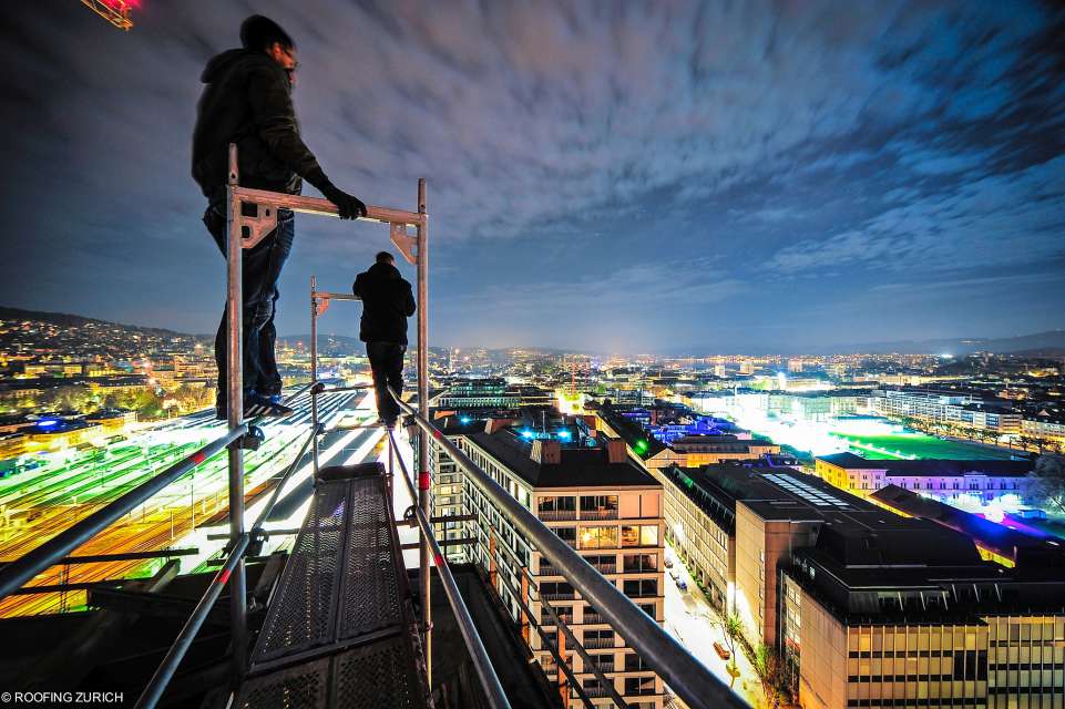 midlandladders's tweet photo. There can be perks to being a roofer! #Roofer https://t.co/CI1hkkCWgM