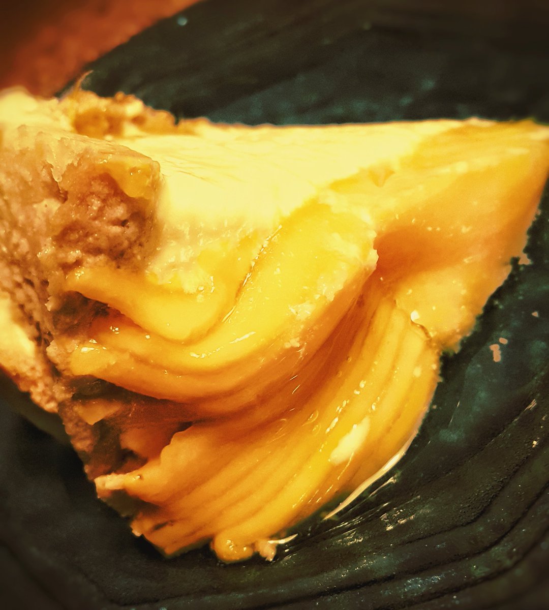 Jona_U_Sison's tweet photo. A #sliceofheaven before #bedtime π #mangopie from Conti's. #musttry #dessert #simutsarap https://t.co/cSiJpv8fji