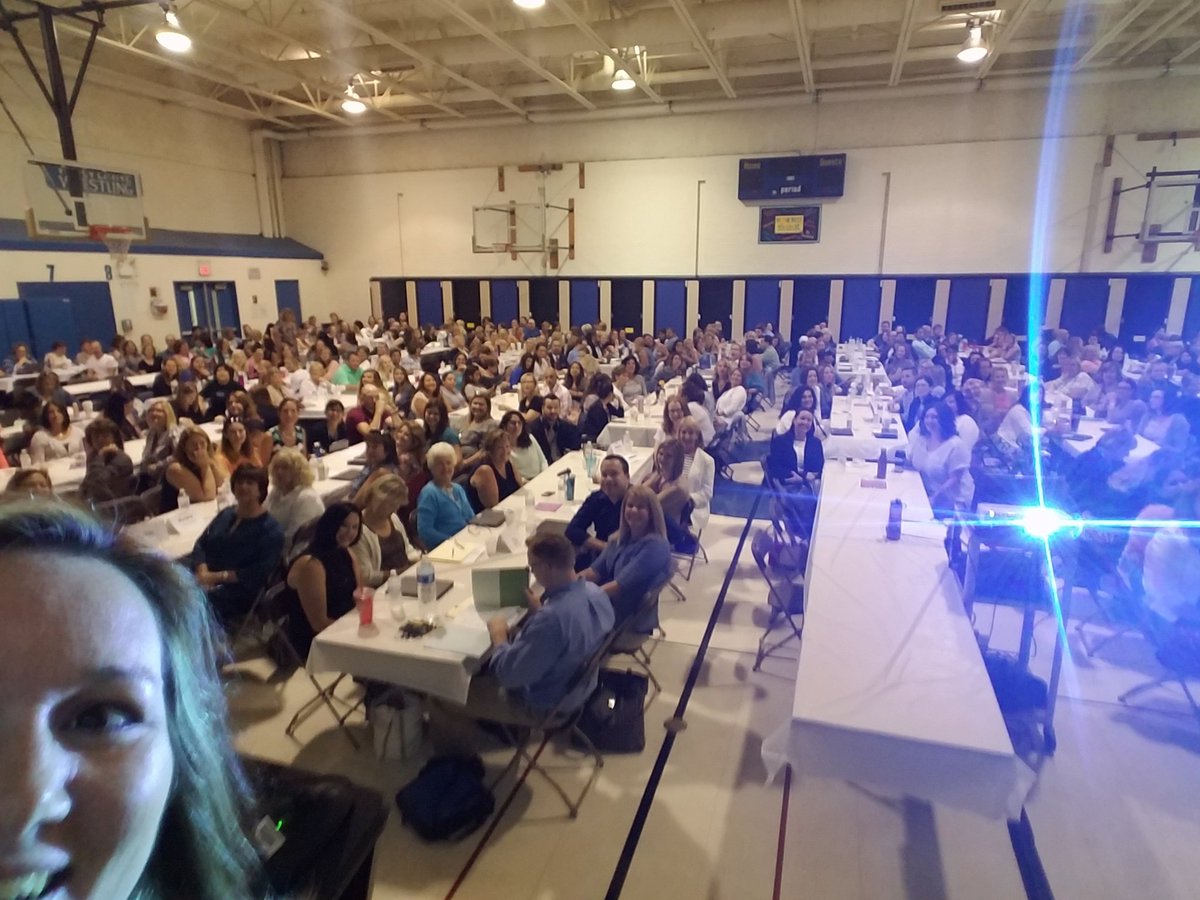 Woodridge68's tweet image. Great start to the school year at opening ceremonies! @Woodridge68 #BacktoSchoolSelfies #WeAreD68