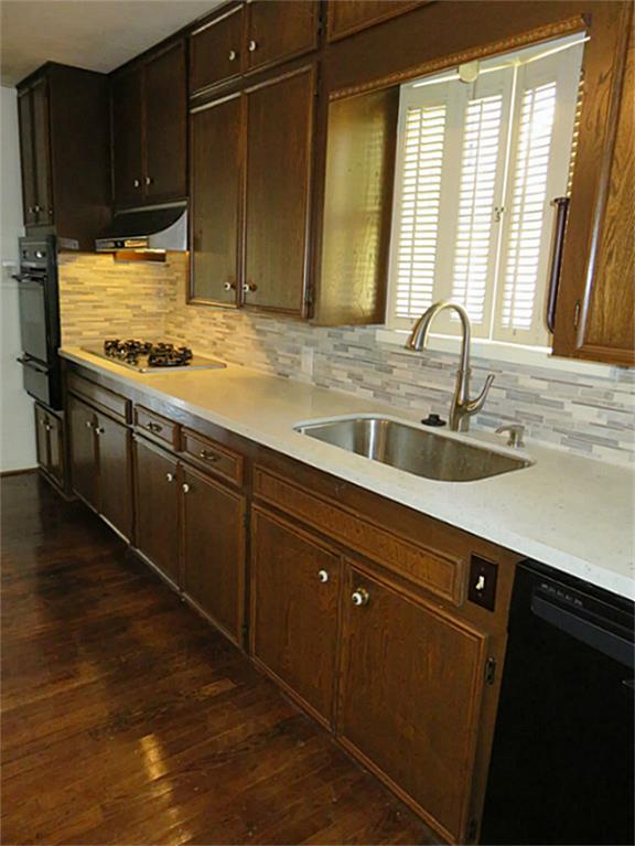 TalkToTomHouse's tweet image. 4806 Woodrow in #Galveston has #hardwoods, an updated #kitchen and beautiful #patio space. Close to the beach!