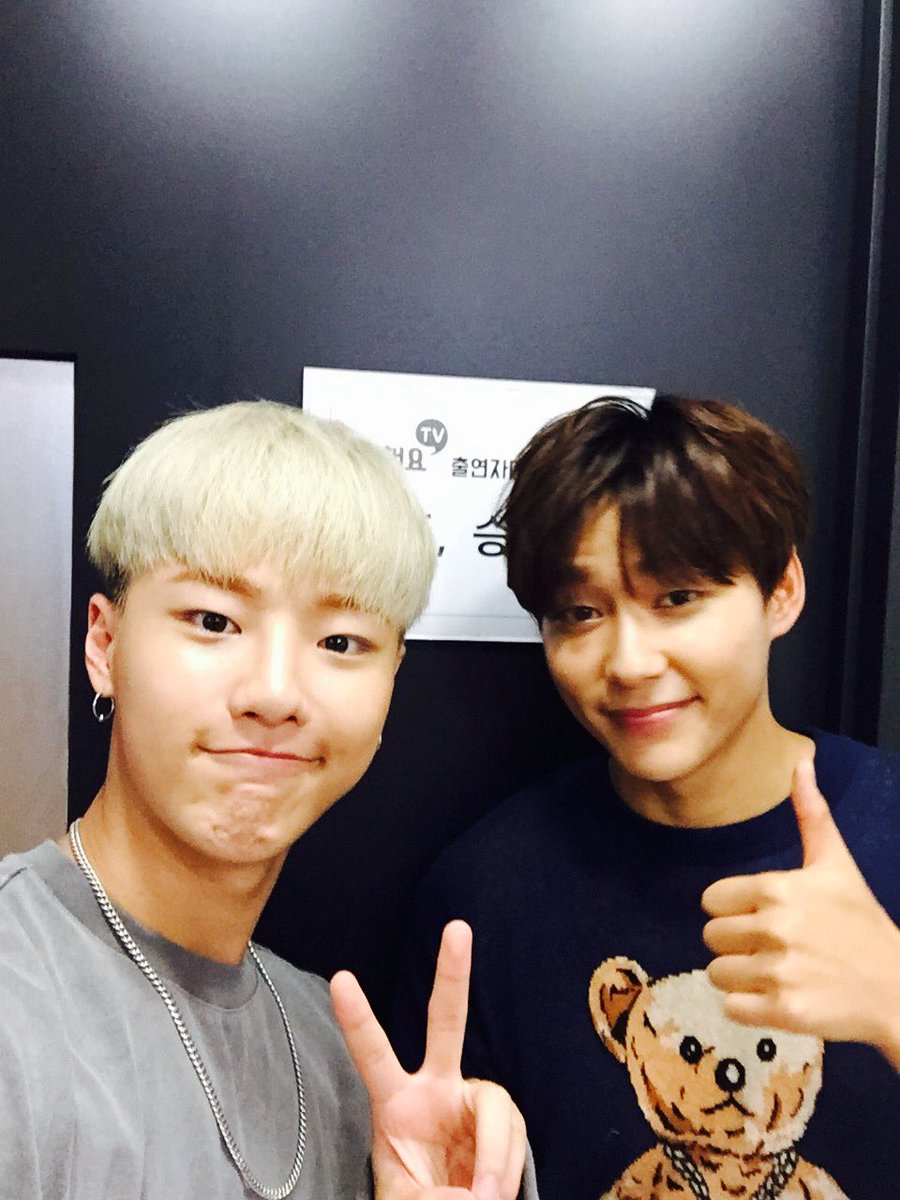 UNIQ_5's tweet photo. [#니꾸PD] #해요티비 끝~!! #성주 #승연 의 방송 2탄! #V앱 이 시작 될 예정이니 조금만 기다려주세요 :3 (찡긋) https://t.co/T7gN2kd47s
