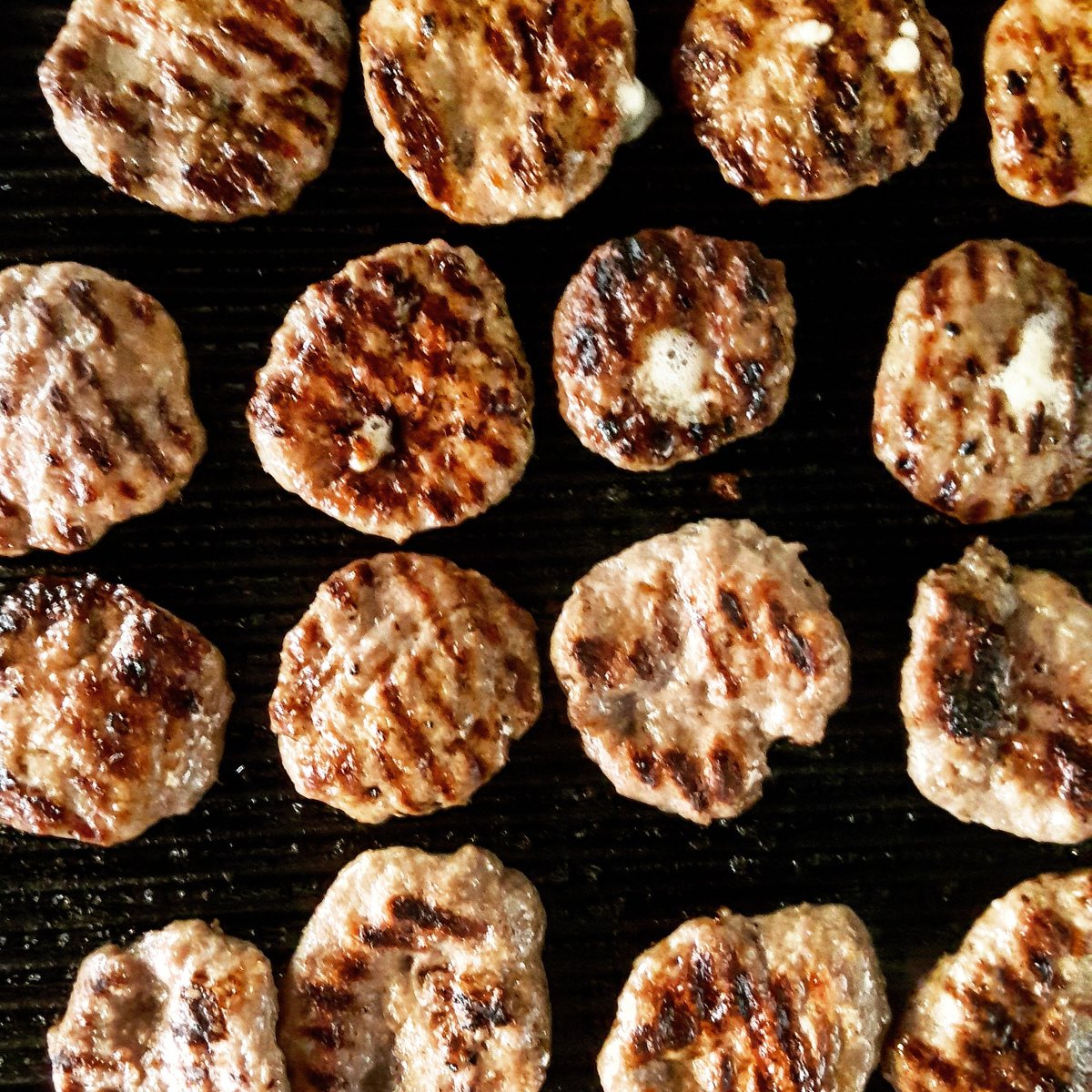 AfillyRestauran's tweet photo. Orada da kaşarlı mı köfteler?
#afilly #doner #fastfood #burger #sanchez
0224 329 99 99 | https://t.co/slLAgEGGkq https://t.co/Pk6OW7BTOA
