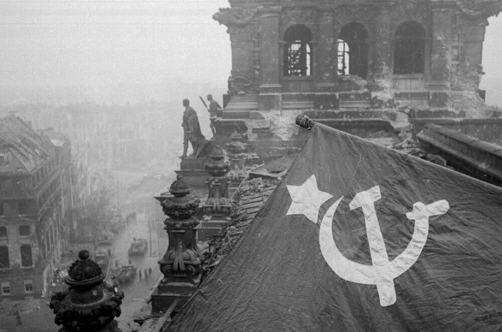 Флаг на рейхстаге кто поставил. Берлин 1945 Рейхстаг Знамя Победы. Рейхстаг флаг Победы.