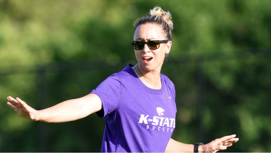 CorbinMcGuire1's tweet photo. Today's SE: Jessica Smith (@JessOUTLOUD) adds experience, perspective to @KStateSOC.

Story: https://t.co/JY5ofeTmgy https://t.co/AwKVPJ9Oty