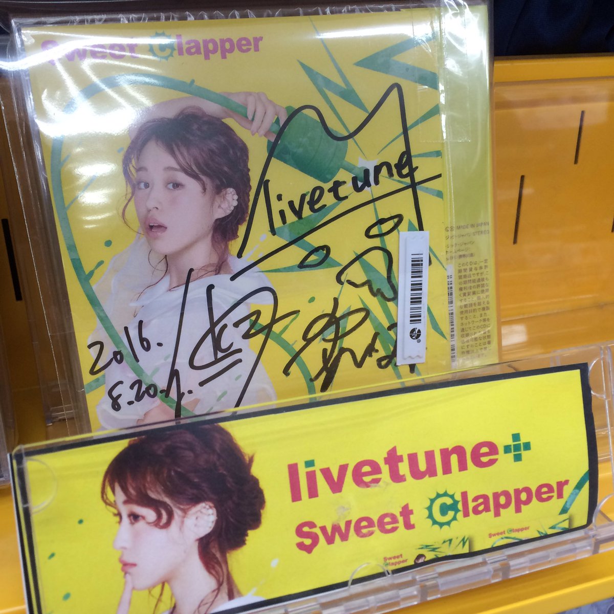 livetune+さんのサイン色紙♪( ´▽｀)

只今数量限定で直筆サイン入りステッカーが封入されたCDも販売しております〜♪