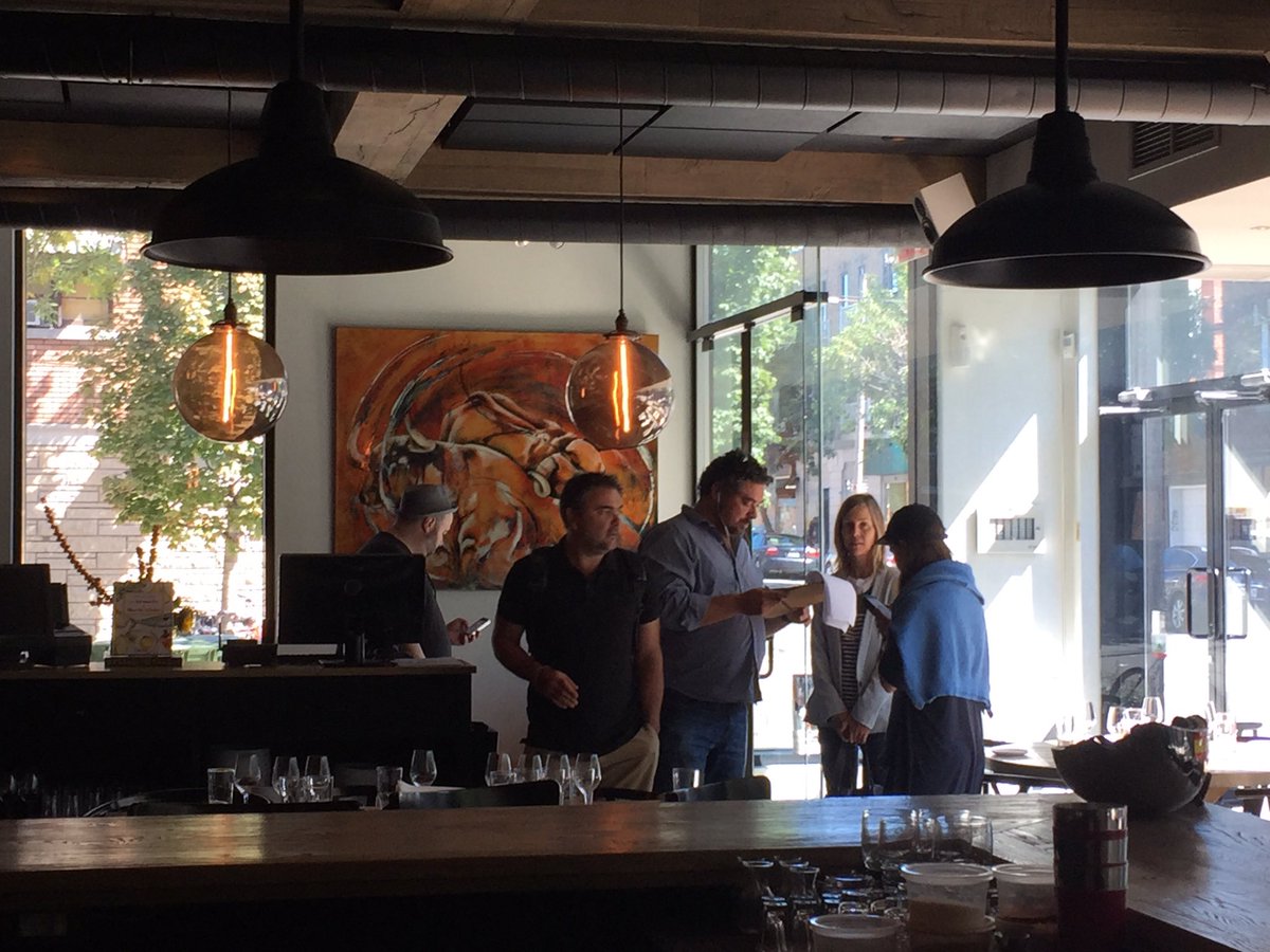 En mode repérage pour une nouvelle série 🎬📽 <a href="/Restomeson/">Restaurant Meson</a> ! CC: <a href="/AfonsoV_/">Victor Afonso</a> <a href="/Pedro0live1ra/">Pedro Oliveira</a> <a href="/mariefleur35/">Marie-Fleur</a> @EloiseSauve