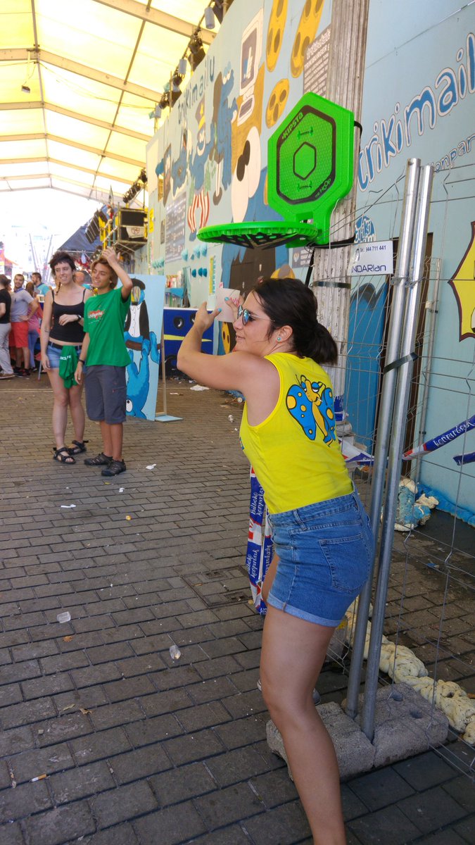 TrikimailuK's tweet photo. Ya ha empezado el #txosnathlon en #kaialde #trikimailu #satorrak #astenagusia16 https://t.co/NbCzptW5Zi