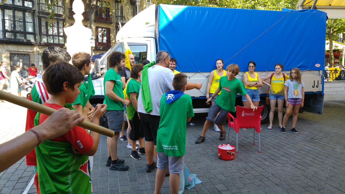 TrikimailuK's tweet photo. Ya ha empezado el #txosnathlon en #kaialde #trikimailu #satorrak #astenagusia16 https://t.co/NbCzptW5Zi