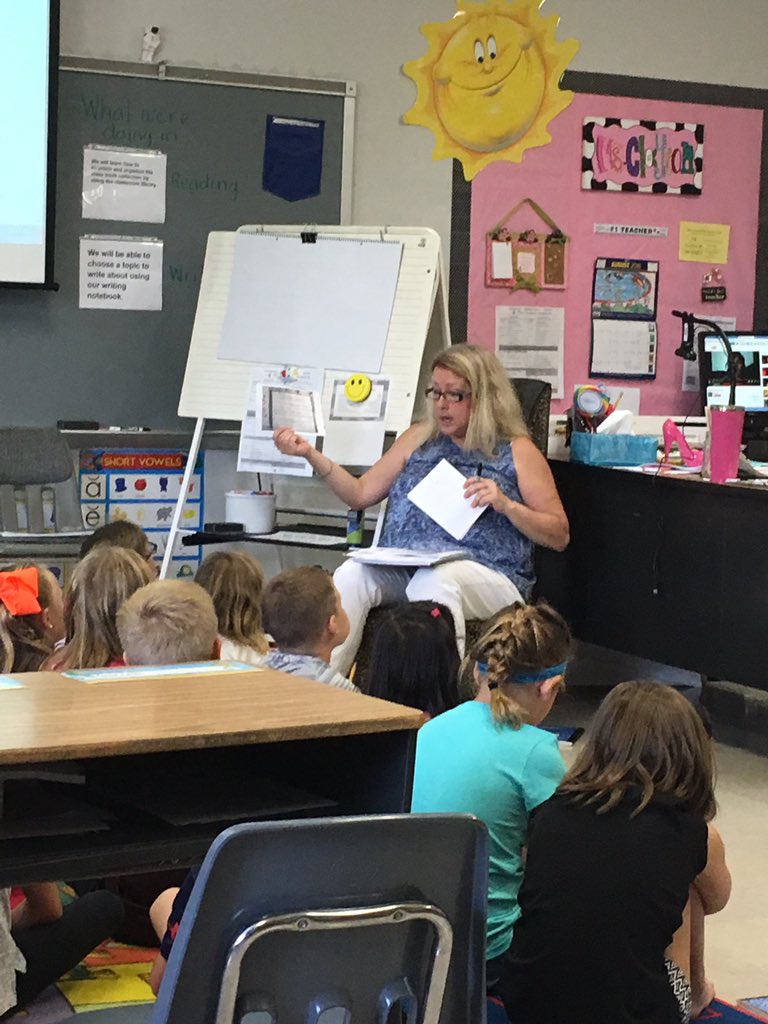 bearbranchelem's tweet photo. Ms. Clayton helping her class answer the question, "What's your sentence?" #writeyoursentence #iMpact https://t.co/9oJVHlZqEv