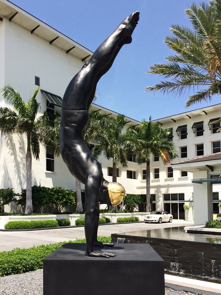 VogueFrance's tweet photo. Humaine ou statue ? Découvrez l'exposition #CaroleFeuerman qui sème le doute à #SaintTropez https://t.co/69khnNT4Sd https://t.co/Hx89yK8F0b