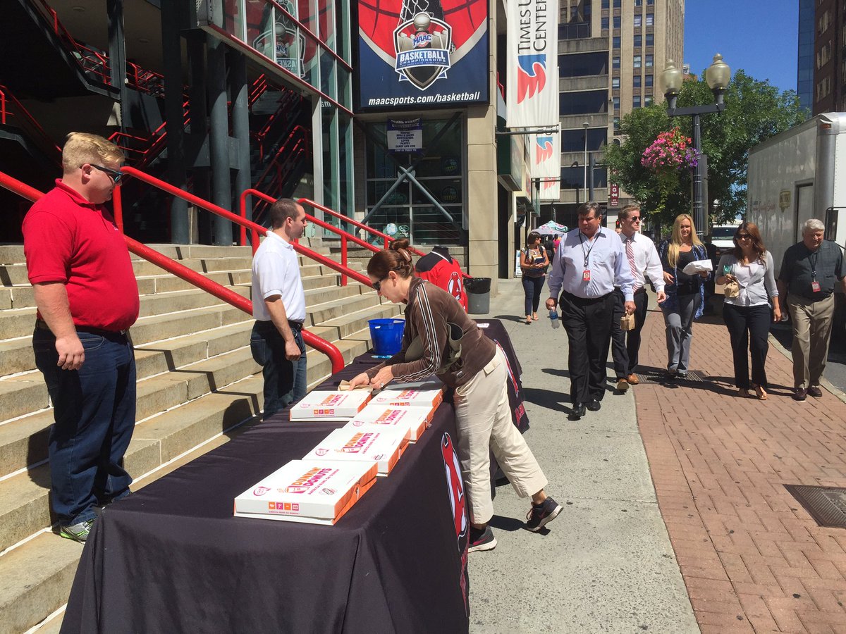 AlbanyDevils's tweet photo. It's beautiful out, our schedule was released, and we have more donuts. So we're staying through lunch! #DevilDonuts https://t.co/2PoVRlZ0UA