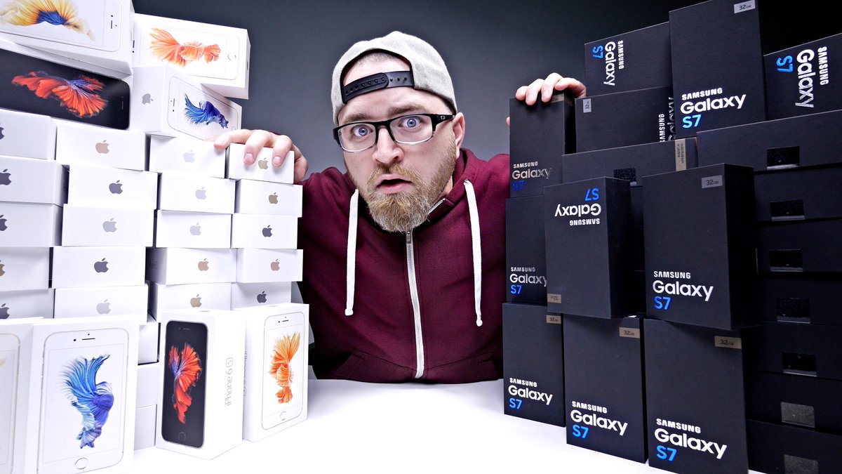 UnboxTherapy's tweet image. NEW VIDEO - iPhone 6s or Galaxy S7? - youtu.be/PndXdtKnHmE?li… RT!