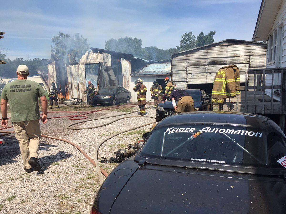 KnoxvilleFire's tweet image. Knoxville FD, alongside Karnes VFD working a commercial fire, Schaad Rd., no injuries reported.