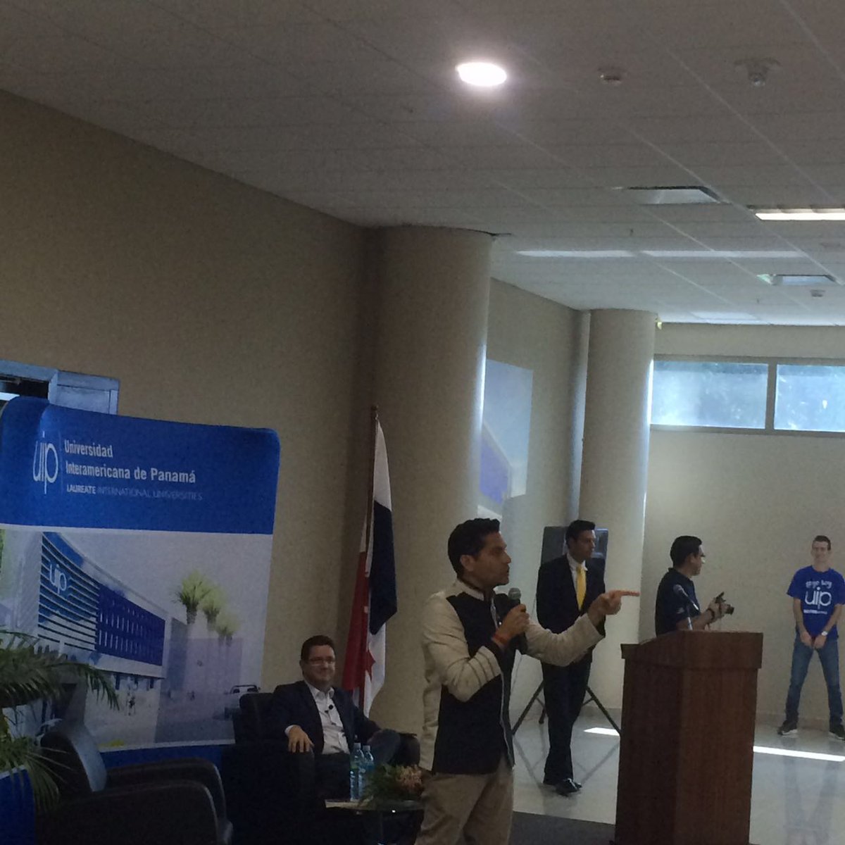 EdOceanoPanama's tweet photo. Agradecemos a la @uippanama y sus autoridades el apoyo a la #FILPanama2016 en la presentación de #CalaYCruz https://t.co/NNEagntnqI