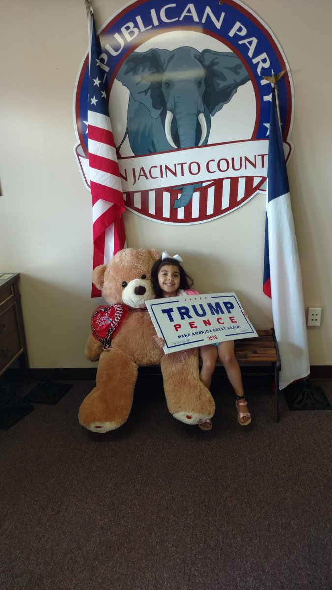 SJCORepublican's tweet photo. We starting with young latinas! SJCRP @stkarilo_rugger @unitetowin2016 @GregAbbott_TX https://t.co/yHtmqrwMTI