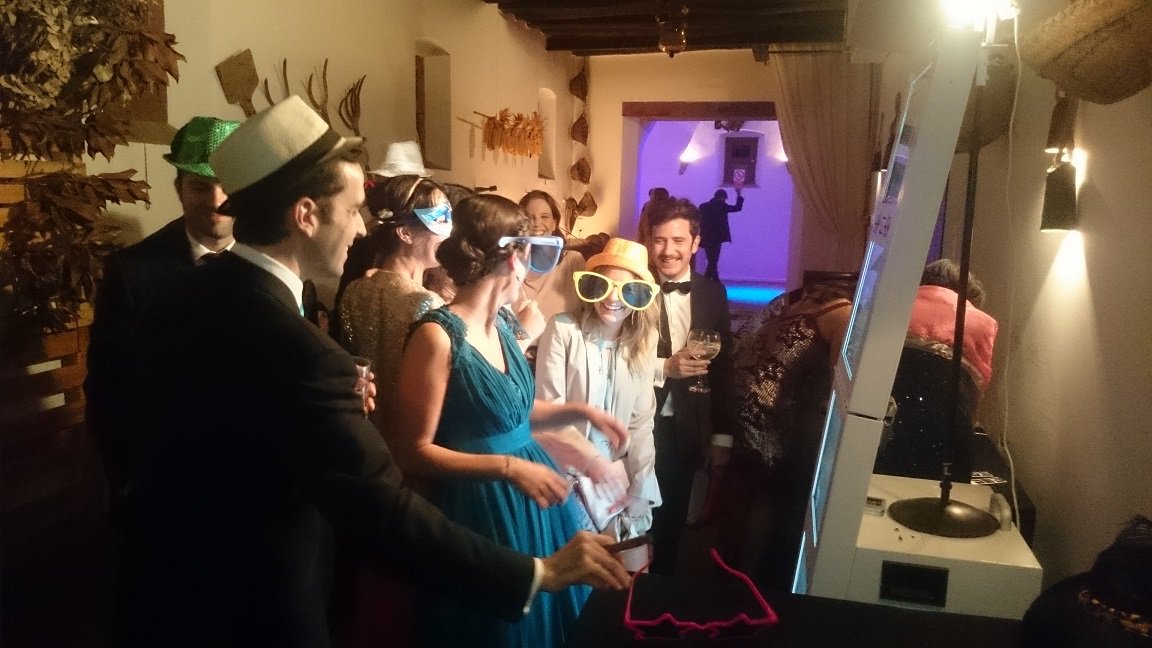 FlashFotomaton's tweet image. Para hacer una buena #fiesta solo se necesita #humor y buenos #amigos ow.ly/v6UQ302BU05 #flashflashfotomaton