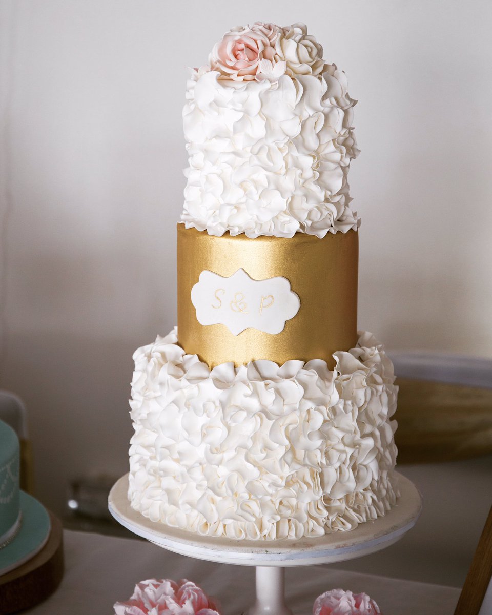 ella_bella_cake's tweet photo. A beautiful ruffled wedding cake with a gold painted middle and topped with handmade sugar roses #cake #wedding #yum https://t.co/mihpuQ6GnO