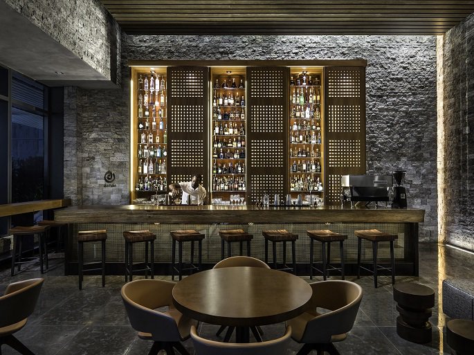 This cleverly designed lobby cafe in the morning turns into a buzzy bar