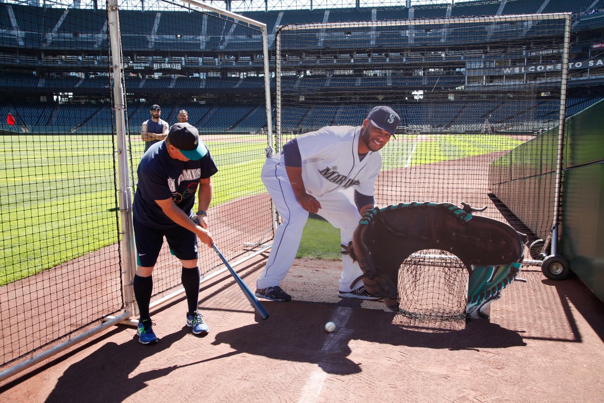 MarinersGames's tweet image. Stottlemyre putts into Robbie's sign. #HeSucked Finished 4th