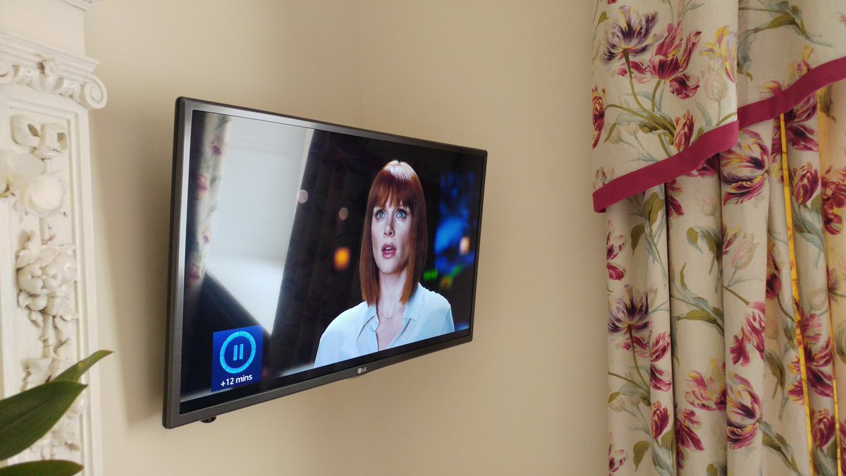 Ljtelectric's tweet photo. #liveinstall @LGUK smart TV with 2x @SkyUK apple TV and CCTV through @HDanywhere modular matrix.#jurrasicworld https://t.co/Lg85olqB6e