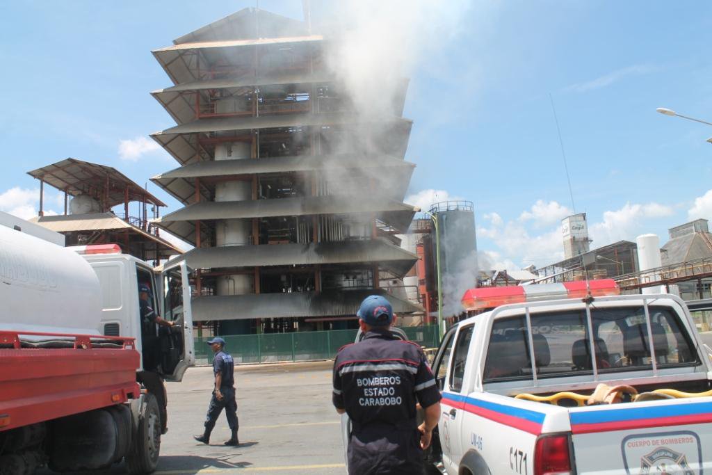 SistemaCarabobo's tweet photo. ((Al Mediodía)) #BomberosCarabobo prestó apoyo en control de incendio en Zona Ind Sur de #Valencia https://t.co/0r9H5JDbOv