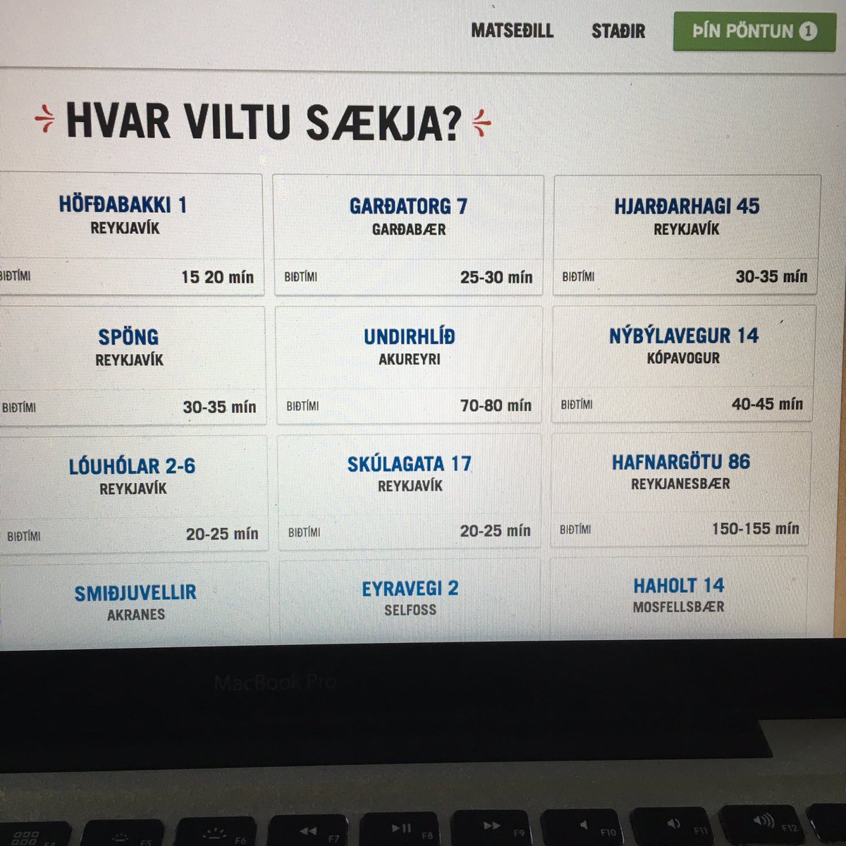 SvalaEldberg's tweet photo. Bara 2,5 klst bið á #dpisl í Reykjanesbæ. Menn eru ekki með neinn asa í sveitinni. https://t.co/mMMoQH7rRi