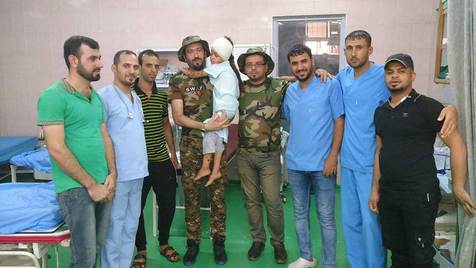وسام ،متطوع طبي في الحشد ينقذ الطفلة راما رعد  من اهالي القيارة والناجية الوحيدة بعد مقتل عائلتها بقصف داعش للمدينة