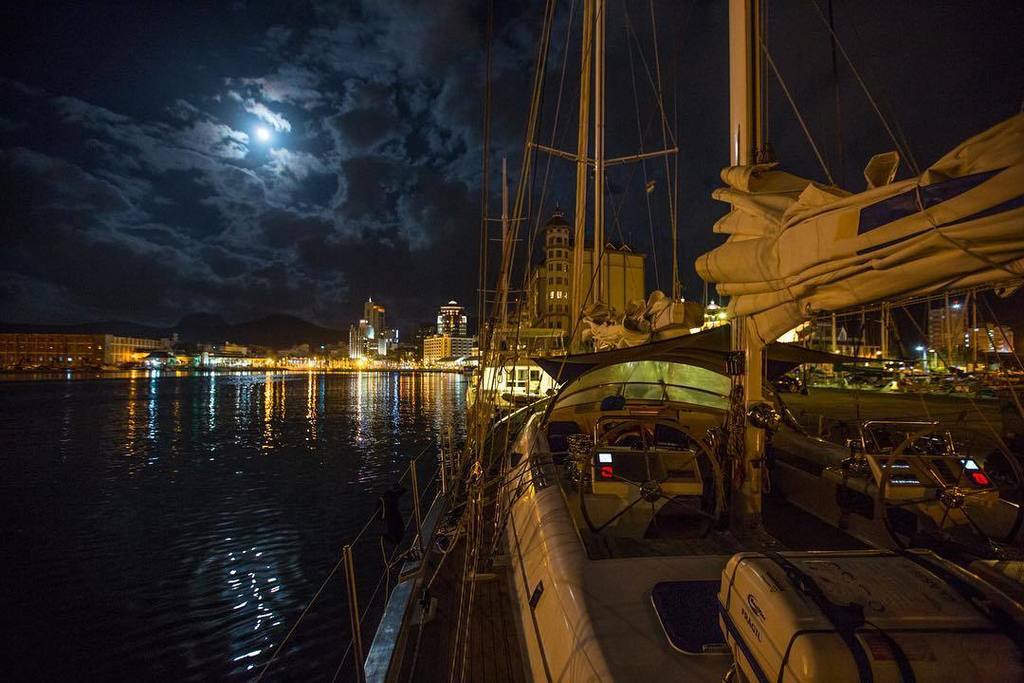 schurmanns's tweet photo. Curtimos a beleza das noites de lua, no mar ou na cidade. Assim é nossa vista de Mauricius à noite!
⛵️⚓️🌝🌃
#moonlo… https://t.co/gcAmSfDePw