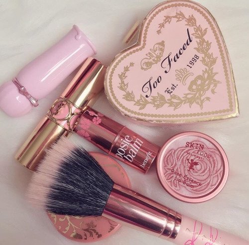 DashDifferent's tweet photo. ✨💞#TreatYaSelfTuesday: What's the latest beauty item on your list?💞✨ 
#makeup #makeupLove #happiness #cute #pink #DD https://t.co/YdeUynweXU