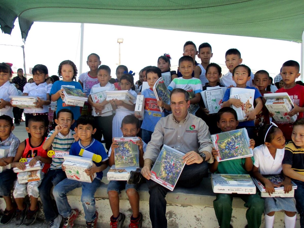 PURONJOHNSTON's tweet image. Ahora andamos en #Acoros entregamos paquetes de útiles escolares y cuaderno #Fuerte a los niñ@s de la Primaria Ortiz