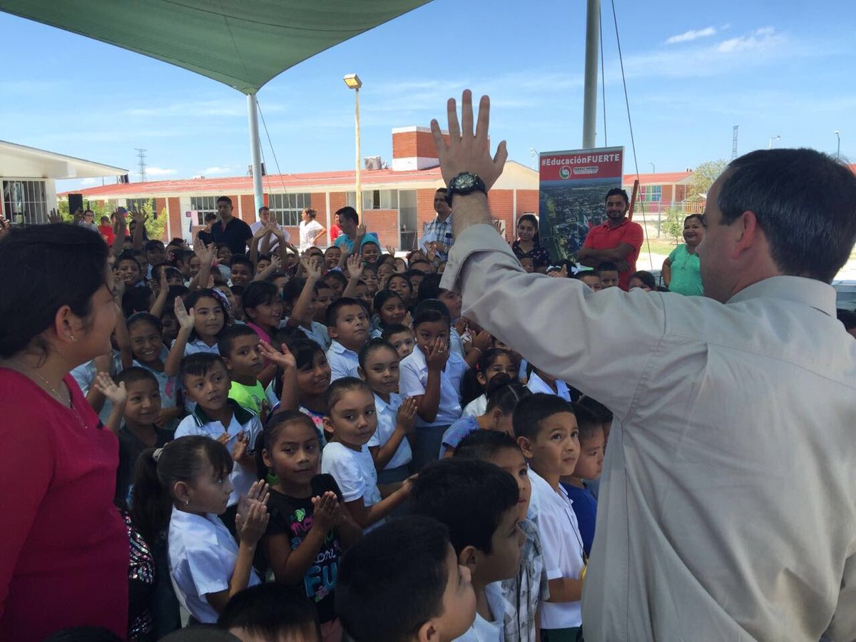 PURONJOHNSTON's tweet image. Ahora andamos en #Acoros entregamos paquetes de útiles escolares y cuaderno #Fuerte a los niñ@s de la Primaria Ortiz