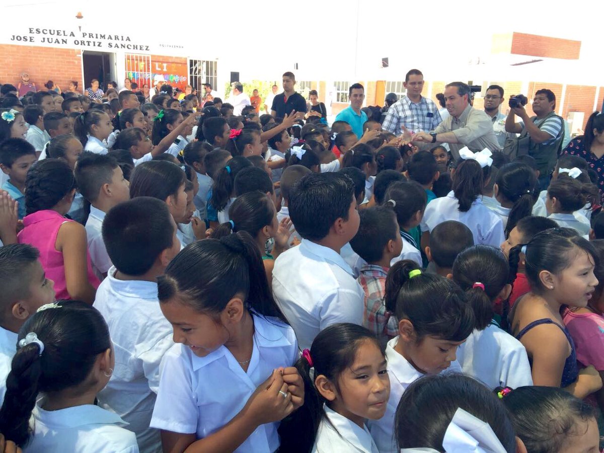 PURONJOHNSTON's tweet image. Ahora andamos en #Acoros entregamos paquetes de útiles escolares y cuaderno #Fuerte a los niñ@s de la Primaria Ortiz