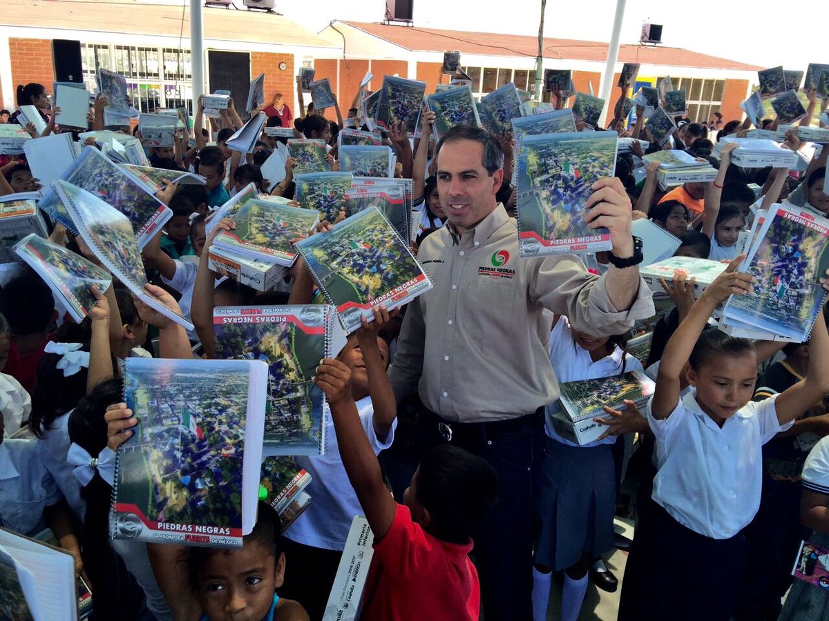 PURONJOHNSTON's tweet image. Ahora andamos en #Acoros entregamos paquetes de útiles escolares y cuaderno #Fuerte a los niñ@s de la Primaria Ortiz