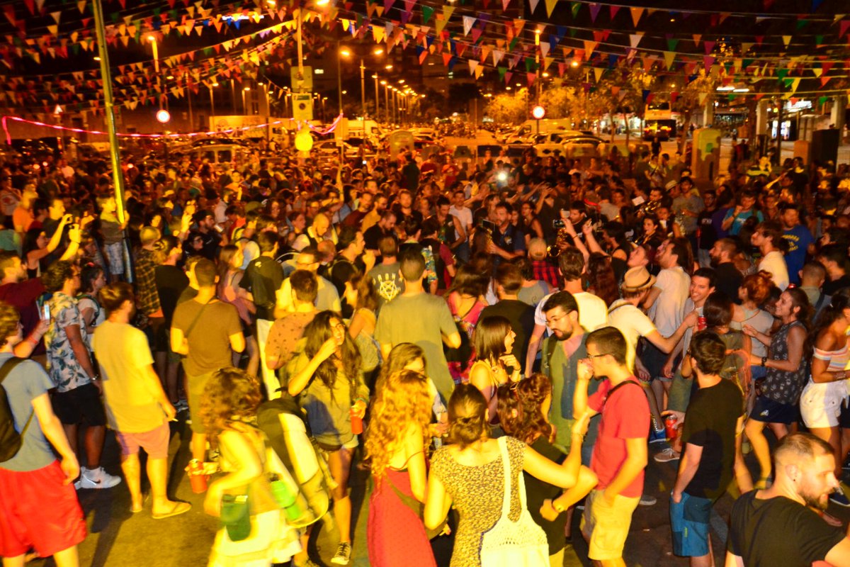 El #correbars ja ha arribat a cal <a href="/borinots/">Castellers de Sants</a> amb els grans <a href="/BandaPatilla/">Banda Patilla</a> #FMSants